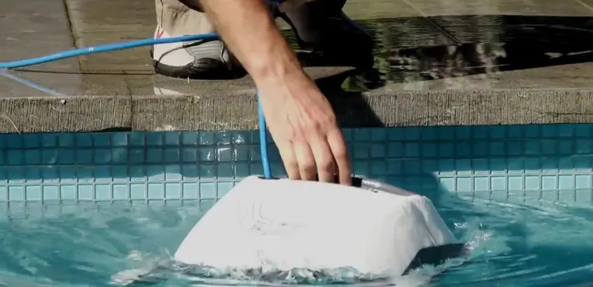 test-et-avis-sur-le-robot-piscine-dolphin-e-10--robot-electrique-de-piscine-fond