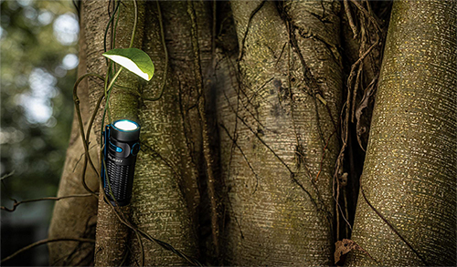 mon-avis-sur-la-lampe-olight-baton-3-edition-premium--lampe-de-poche-avec-chargeur-sans-fil